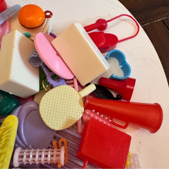 Vintage Bundle of Barbie accessories hangers record player records headphones - Picture 5 of 6